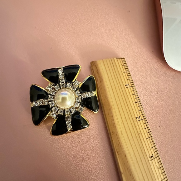 CHANEL Elegant Black and gold pearl Brooch - Picture 4 of 5